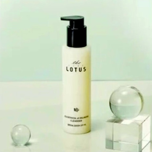 $37 Lotus Cleanser NIB
Deep Cleansing of Waste & Fine Dust
Makeup, moisturizing - Picture 3 of 9